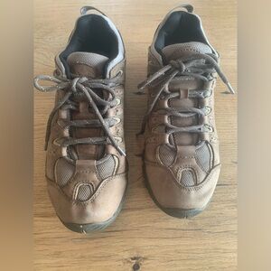 Vasque‎ Brown Low Top Hiking Boots Women’s. 9 1/2 Preloved